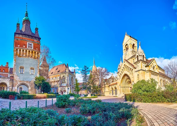 匈牙利布达佩斯Vajdahunyad城堡庭院全景 有Jak教堂和壮观的城堡建筑 — 图库照片