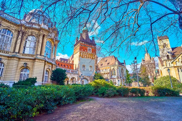 在匈牙利布达佩斯Vajdahunyad城堡院子里的一个小公园里散步 — 图库照片
