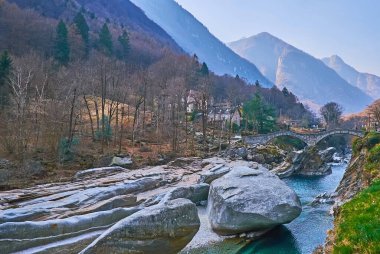 Verzasca Nehri, Lavertezzo, Valle Verzasca, İsviçre 'deki çift kemerli Tuz Köprüsü (Ponte dei Salti)