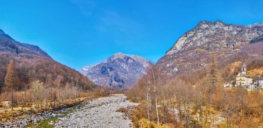 Valle Verzasca Panoraması 'nda Verzasca Nehri alçak akıntı, orman, Frasco evleri kayalık Lepontine Alpleri, Ticino, İsviçre