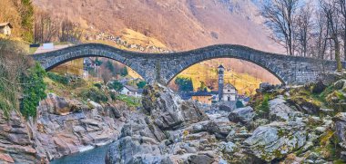 Ortaçağ Santa Maria degli Angeli, Lavertezzo, Valle Verzasca, İsviçre 'deki Salt Köprüsü' nün (Ponte degli Salti) kemerinden manzara