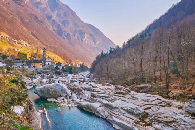 Lavertezzo köyü Valle Verzasca 'da yer almaktadır ve Verzasca Nehri' nin nehir yatağındaki kayalar, Salt Köprüsü ve İsviçre 'deki Aziz Mary Kilisesi ile ünlüdür.