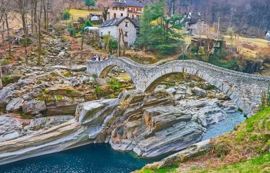 Eski Salt Bridge (Ponte dei Salti) Valle Verzasca, Lavertezzo, İsviçre 'nin en popüler yerlerinden biridir.