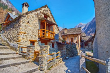 Sonogno Alp köyü merdivenleri, tırmanışları ve inişleri olan dar tepe sokaklarından oluşur, Valle Verzasca, İsviçre