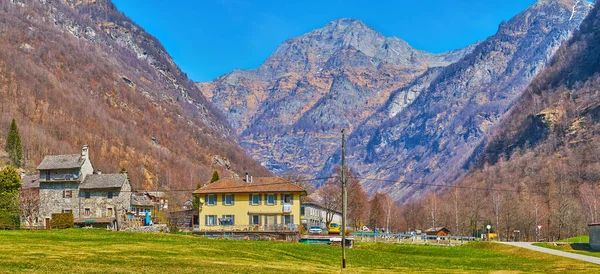 Panorama Aldeia Sonogno Com Monte Cima Bianca Fundo Valle Verzasca — Fotografia de Stock