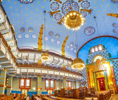 BUDAPEST, HUNGARY - 23 Şubat 2022: Kazinczy Caddesi Sinagogu 23 Şubat 'ta Budapeşte, Macaristan' da Art Nouveau stilinin güzel bir örneğidir.