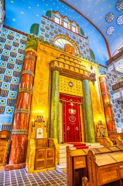 BUDAPEST, HUNGARY - 23 Şubat 2022: Doğu duvarı Budapeşte, Macaristan 'da 23 Şubat' ta haham ve arabulucu Kazinczy Street Sinagogu 'nun sütunları, parodisi ve okuma masalarıyla süslendi.