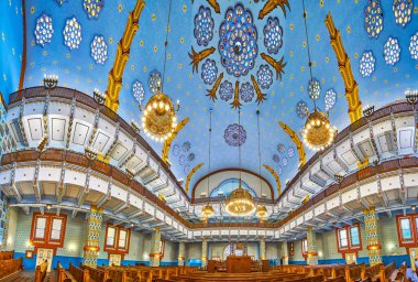 BUDAPEST, HUNGARY - 23 Şubat 2022: Kazinczy Caddesi Sinagogu 'nun ana salonundaki panoramik manzara, 23 Şubat' ta Budapeşte, Macaristan