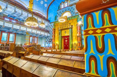 BUDAPEST, HUNGARY - 23 Şubat 2022: Macaristan 'ın Budapeşte kentinde 23 Şubat' ta, Kazinczy Caddesi Sinagogu 'nun ibadet salonundaki sütunlardaki renkli tablolar