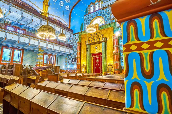 Budapest Węgry Luty 2022 Kolorowe Obrazy Kolumnach Sali Modlitewnej Synagogi — Zdjęcie stockowe
