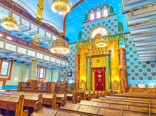 BUDAPEST, HUNGARY - 23 Şubat 2022: 23 Şubat 'ta Macaristan' ın Budapeşte kentinde bulunan Kazinczy Caddesi Sinagogu 'nun ahşap banklar ve Doğu Duvarı' ndan oluşan dua salonu