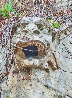 Oyma taş heykel, Macaristan 'ın Budapeşte kentindeki Pauline Manastırı' ndaki Kaya Şapeli 'nin küçük pavyonu için dekor görevi görüyor.