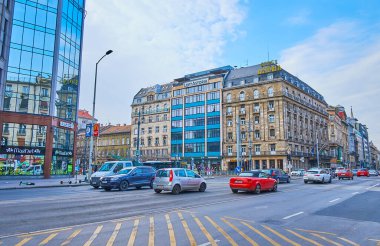 BUDAPEST, HUNGARY - 27 Şubat 2022: Lajos Kossuth Caddesi 'ndeki hızlı trafik arka planda Hotel Astoria, Budapeşte' de 27 Şubat