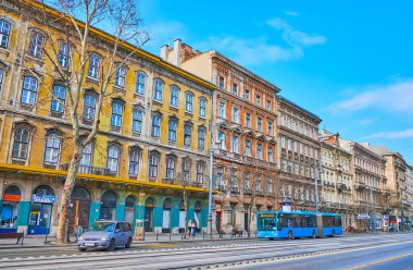 BUDAPEST, HUNGARY - 27 Şubat 2022: Pest 'teki Müze Bulvarı' ndaki tarihi mimariyi araştır, 27 Şubat 'ta Budapeşte' de