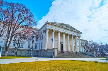 Macaristan Ulusal Müzesi 'nin beyaz cephesi. Portico, Budapeşte, Macaristan' daki sütunlar ve heykellerle süslenmiş.