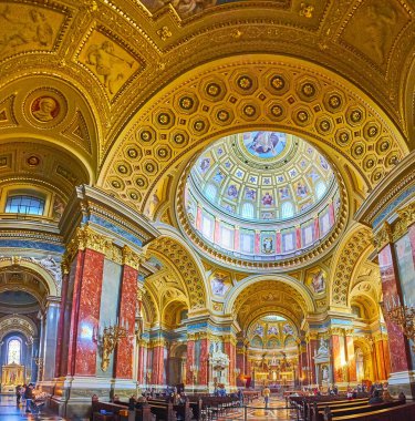 BUDAPEST, HUNGARY - 27 Şubat 2022: 27 Şubat 'ta Budapeşte' de Aziz Stephen Bazilikası 'nın resimler, mozaikler, kalıplar, oymalar ve desenlerle zenginleştirilmiş iç mimarisi