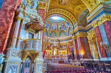 BUDAPEST, HUNGARY - 27 Şubat 2022: 27 Şubat 'ta Budapeşte' de Aziz Stephen Katedrali 'nin şekillendirilmiş, boyanmış detayları, kalıp ve yaldızlı desenleri ile süslenmiş Mabedi