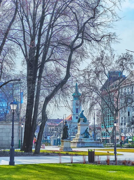 Chiesa Riformata Piazza Calvino Monumento Janos Arany Tra Gli Alberi — Foto Stock