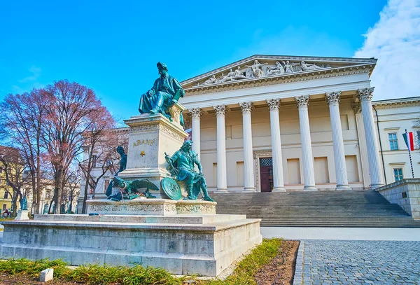 Das Bronzedenkmal Von Janos Arany Der Fassade Des Monumentalen Gebäudes — Stockfoto