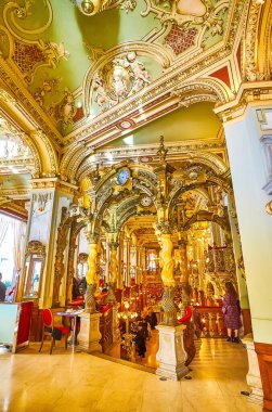 BUDAPEST, HUNGARY - 23 Şubat 2022: New York Cafe 'nin nefes kesici tarihi iç mekanı, ziyaretçilerini 23 Şubat' ta Budapeşte, Macaristan 'da eski çağlara taşıyor.