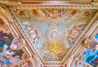 BUDAPEST, HUNGARY - 23 Şubat 2022: Macaristan 'ın Budapeşte kentinde 23 Şubat' ta, New York Cafe 'nin hassas boyalı tavanları, duvarları ve göze çarpan duvar resimleriyle iç mekanı