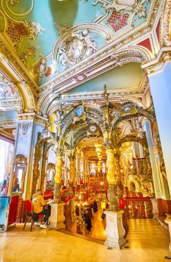 BUDAPEST, HUNGARY - 23 Şubat 2022 'de Macaristan' ın başkenti Budapeşte 'de bulunan Amont turist ve sakinleri için olağanüstü tarihi New York Cafe çok popüler bir yerdir.