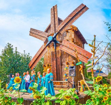 SOROCHYNTSI, UKRAINE - 19 Ağustos 2021: 19 Ağustos 'ta Sorochynsky Panayırı' ndaki yel değirmenindeki şarkı performansı