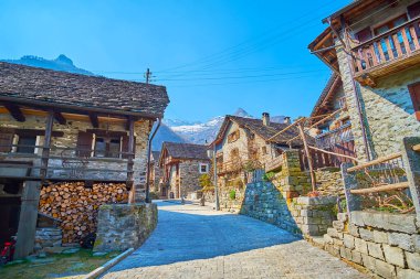 Tarihi Sonogno köyü Valle Verzasca, İsviçre 'de taş kaplı çatıları olan klasik taş evler.