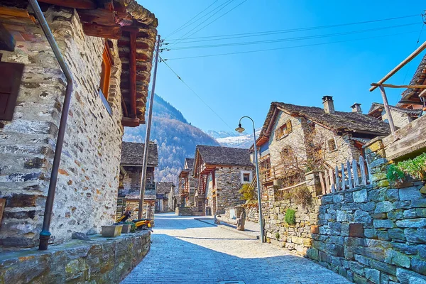 Köydeki eski Alp taşından evlerin olduğu ara sokakta taş çatılar, Sonogno, Valle Verzasca, İsviçre