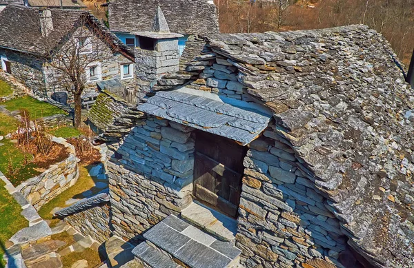 Stenen Muur Het Dak Van Het Klassieke Zwitserse Alpenhuis Van — Stockfoto