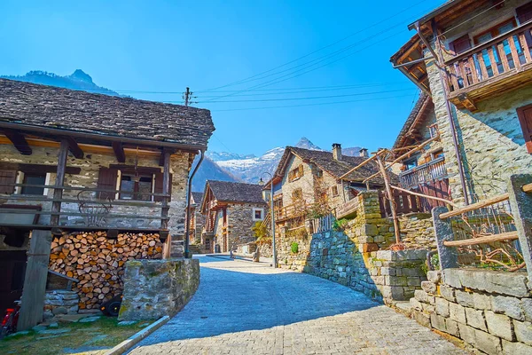 Die Alten Steinhäuser Mit Steinernen Dächern Historischen Dorf Sonogno Verzasca — Stockfoto