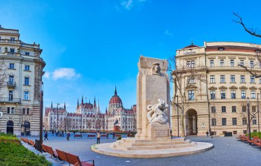 Parlamento, Budapeşte, Macaristan 'daki Gotik yapıya karşı Ulusal Şehitler Anıtı (Kızıl Terör Mağdurları) ile Vertanuk Meydanı panoramik görünümü