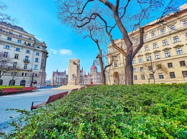 Vertanuk Meydanı 'ndaki manzaralı yeşil parkın arka planda Ulusal Şehitler Anıtı ve Parlamento binası manzaralı, Budapeşte, Macaristan