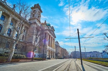 Adalet Sarayı cephesi (Etnoğrafya Müzesi) oymalar, sütunlar, kuleler, heykeller, Lajos Kossuth Meydanı, Budapeşte, Macaristan