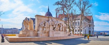 Gotik Parlamento binasının önündeki Lajos Kossuth Meydanı 'ndaki manzaralı Kossuth Anıtı Panoraması yüksek kuleleri ve büyük kubbesi olan Budapeşte, Macaristan