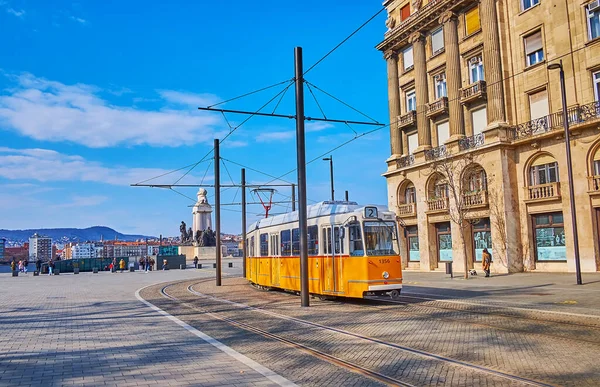 在匈牙利布达佩斯的拉霍斯科苏斯广场上 乘坐有轨电车的城市景观 背景是Istvan Tisza纪念碑 — 图库照片