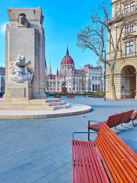 Line Benches Front National Martyrs Monument Vertanuk Square Budapest Hungary — Stock Photo, Image