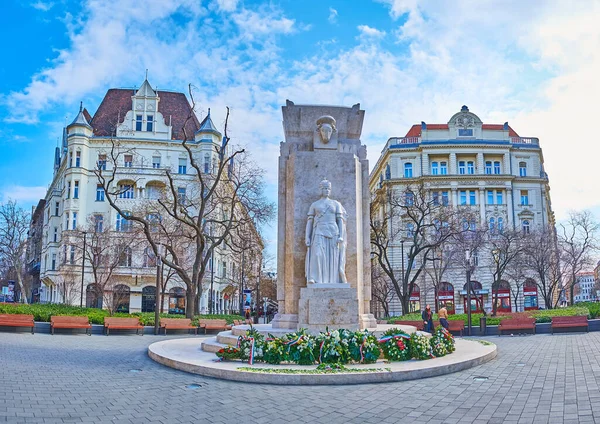 ブダペスト ハンガリー 2022年2月27日 国立殉教者 赤テロ被害者 の石が飾られたVertanuk広場の公園は 2月27日にブダペストで記念花輪で飾られました — ストック写真