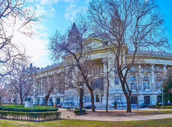 Δέντρα Κρύβουν Γραφικό Πέτρινο Κτίριο Του Exchange Palace Σκαλιστά Βεράντα — Φωτογραφία Αρχείου