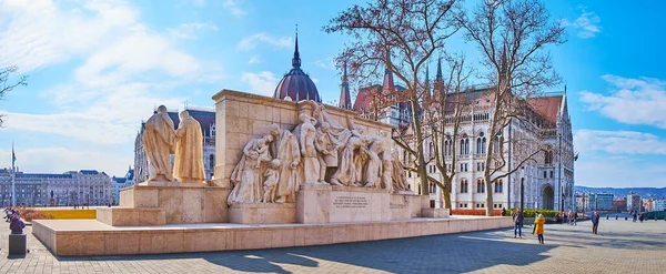 Gotik Parlamento Binasının Önündeki Lajos Kossuth Meydanı Ndaki Manzaralı Kossuth — Stok fotoğraf
