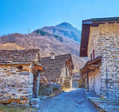 Frasco, Valle Verzasca, İsviçre 'nin ortaçağ taş evleriyle dolu dar bir sokakta yürü.