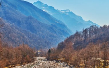 Lepontine Alpleri, Valle Verzasca, İsviçre arasında akan Verzasca Nehri 'nin kayalık bazakası.