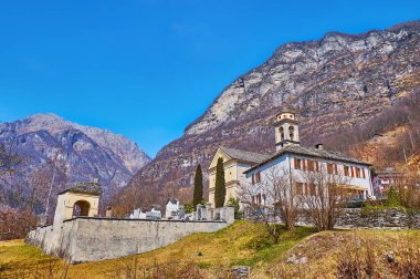 Lepontine Alpleri 'nin kayalık yamaçlarında tarihi San Bernardo d' Aosta Kilisesi, Frasco, Valle Verzasca, İsviçre