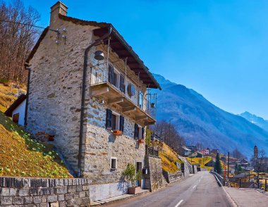 Şehirlerarası yol, İsviçre 'nin Valle Verzasca kentindeki Frasco köyünden geçiyor.
