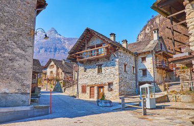 İsviçre 'nin Valle Verzasca Alplerindeki Ortaçağ Taşı Sonogno Köyü