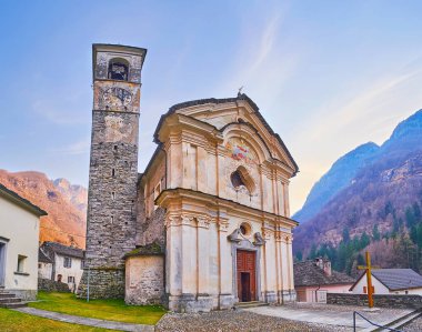 Lepontine Alps, Lavertezzo, Valle Verzasca, İsviçre 'deki güzel Santa Maria degli Angeli Kilisesi' nin panoraması.