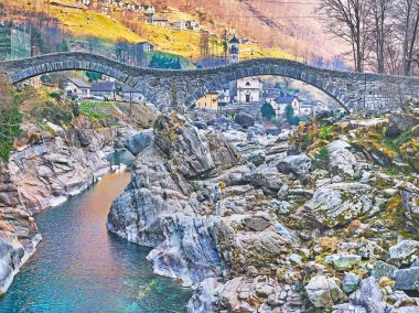 Alçak akış sırasında Verzasca Nehri 'nin karşısındaki Salt Köprüsü kayalık tabanı ve kıyıları, Lavertezzo, Valle Verzasca, İsviçre