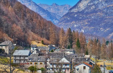 Gerra 'nın gri çatıları kozalaklı ormanlara ve İsviçre' nin Valle Verzasca kentindeki kayalık Alp yamaçlarına karşıydı.