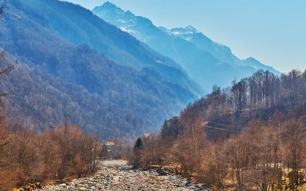 Caudal Rocoso Del Río Verzasca Que Corre Entre Los Alpes —  Fotos de Stock