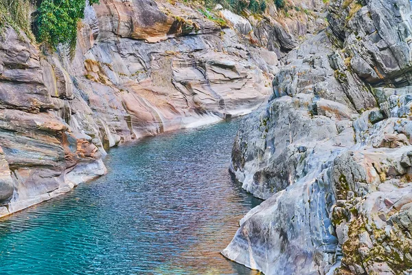 Scenic Rock Formations Banks Verzasca River Lavertezzo Valle Verzasca Switzerland — Stock Photo, Image